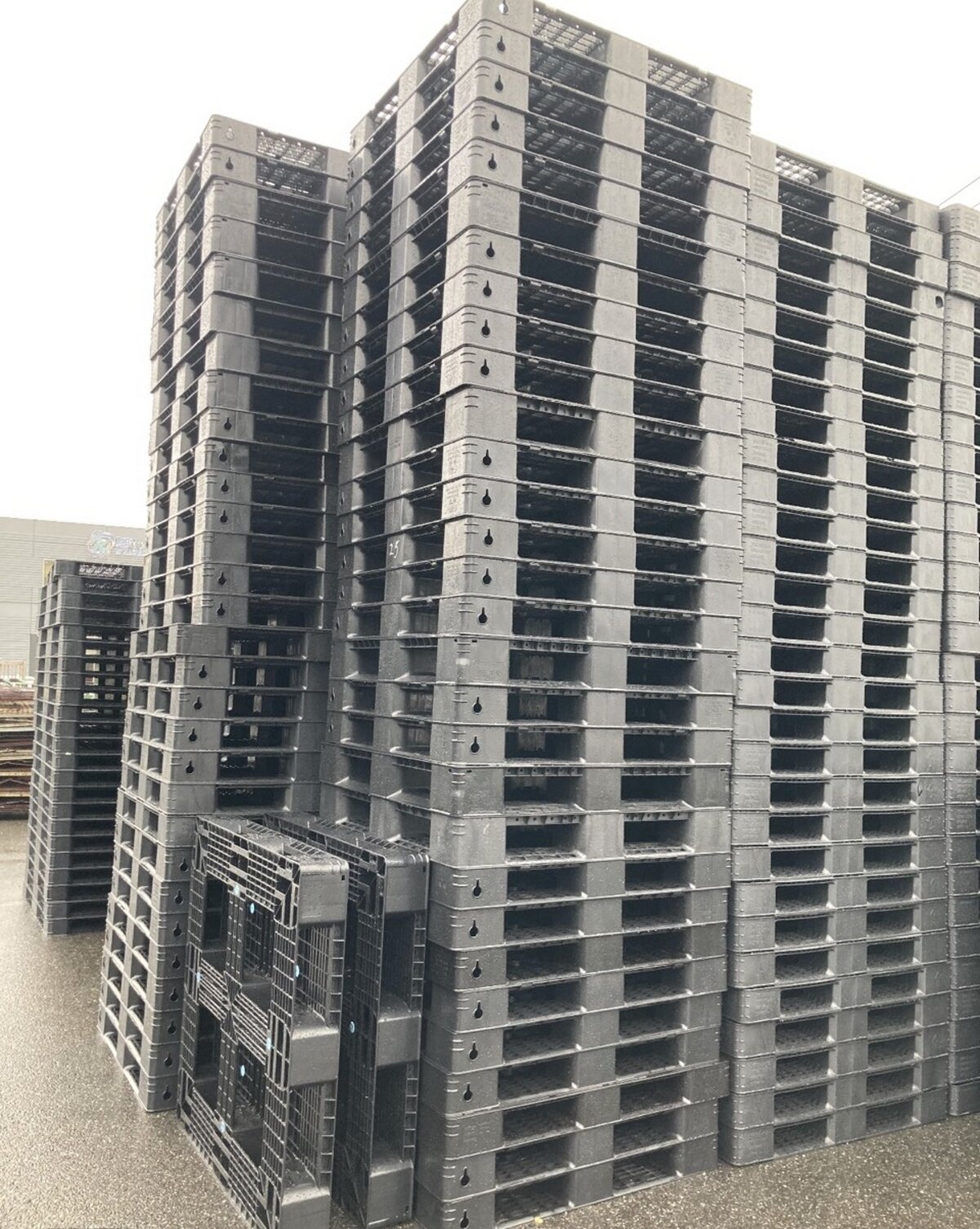 中古プラスチックパレット1100×1100 千葉県にて入荷しております♪